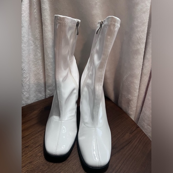 RAID Saylor block heel sock boot in white patent - Picture 6 of 9